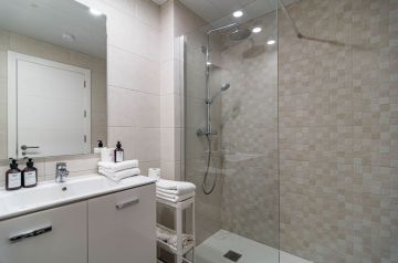 https://cdn.resales-online.com/public/zzqhzfoylx/properties/fb8aee9196bb11ef84cf0217bc231ef4/w1200/17-dd5fcd4f0eb487dfa3803f7e20814c0e.jpg?v=1730296925