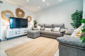 https://cdn.resales-online.com/public/zzqhzfoylx/properties/fb8aee9196bb11ef84cf0217bc231ef4/w1200/7-aa4cc561180b369757c0bb4af9886cd3.jpg?v=1730296925