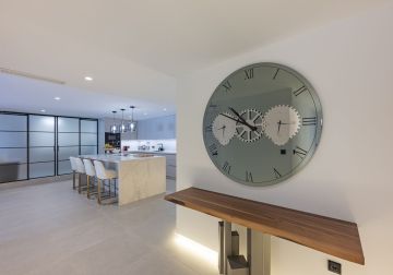 https://cdn.resales-online.com/public/86l1hb0hs4/properties/fe2c500b04eb11f08cfb02e0405b089b/w1200/9-467d0cee5b725f3ef65f102a0c2e69c0.jpg?v=1742410889