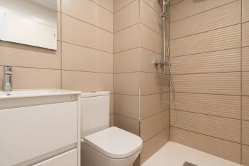 https://cdn.resales-online.com/public/hh4320sdev/properties/4af22721fd9d11ef8cfb02e0405b089b/w1200/14-d70dc3102c00d7be0e872dfe1c1f86d7.jpg?v=1742471819