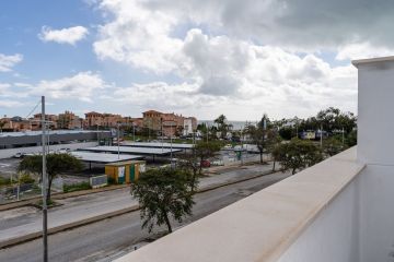 https://cdn.resales-online.com/public/hh4320sdev/properties/4af22721fd9d11ef8cfb02e0405b089b/w1200/22-bcf8e6250e0bab365f900a8ac31ac040.jpg?v=1742471819