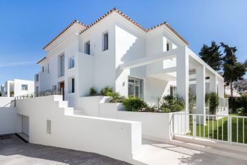 https://cdn.resales-online.com/public/zzqgzfnxlxnq9zyt/properties/0406c595050011f08cfb02e0405b089b/w1200/1-7980e48d732b6fc85c14b43b94d2aa54.jpg?v=1742419642