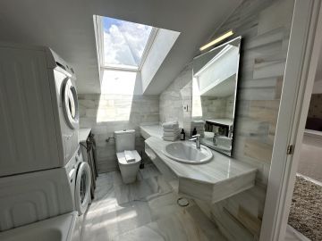 https://cdn.resales-online.com/public/ji01jy8heq/properties/44933ddc098311f08cfb02e0405b089b/w1200/26-c684a62c9f160a1f90904dd925da0645.jpg?v=1742916040