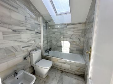 https://cdn.resales-online.com/public/ji01jy8heq/properties/44933ddc098311f08cfb02e0405b089b/w1200/29-7c2f312881aea9bbe9ddaeb9640e2c9a.jpg?v=1742916040