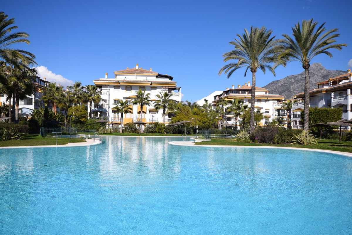 https://cdn.resales-online.com/public/8y6lh34q48/properties/993f5792098f11f08cfb02e0405b089b/w1200/1-7980e48d732b6fc85c14b43b94d2aa54.jpg?v=1742921993