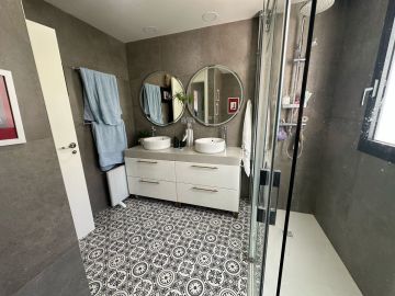 https://cdn.resales-online.com/public/1op5nr1ymv/properties/2fde50d90f9c11f08cfb02e0405b089b/w1200/27-f6e8bc237ba13ac4c268badec6354f3d.jpg?v=1743586588