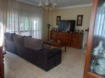 https://cdn.resales-online.com/public/suc53yb0o5/properties/8cdee4e20f4d11f08cfb02e0405b089b/w1200/3-e898b2bb2a2fdfd06d2c39894dce8316.jpg?v=1743687377