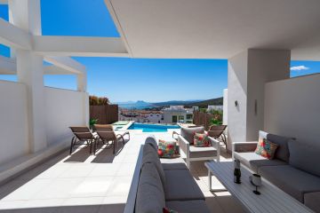 https://cdn.resales-online.com/public/zmo3mpywkt/properties/b9375b9d114711f08cfb02e0405b089b/w1200/1-7980e48d732b6fc85c14b43b94d2aa54.jpg?v=1743770606