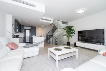 https://cdn.resales-online.com/public/zmo3mpywkt/properties/b9375b9d114711f08cfb02e0405b089b/w1200/6-241328e1bcc9c0d8ce1222beb6c967a8.jpg?v=1743770606