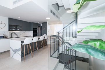 https://cdn.resales-online.com/public/zmo3mpywkt/properties/b9375b9d114711f08cfb02e0405b089b/w1200/7-aa4cc561180b369757c0bb4af9886cd3.jpg?v=1743770606
