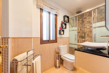 https://cdn.resales-online.com/public/q0k63vfifl/properties/92a834e7148411f08cfb02e0405b089b/w1200/11-20939a0134ad724a8cb2a801094d15a4.jpg?v=1744126703