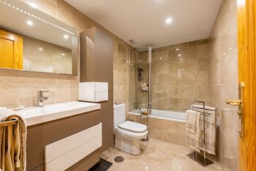 https://cdn.resales-online.com/public/q0k63vfifl/properties/92a834e7148411f08cfb02e0405b089b/w1200/15-11d12f2f454f2f5e9b981fdd8b901d51.jpg?v=1744126703