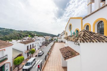 https://cdn.resales-online.com/public/q0k63vfifl/properties/92a834e7148411f08cfb02e0405b089b/w1200/7-aa4cc561180b369757c0bb4af9886cd3.jpg?v=1744126703