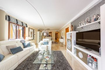 https://cdn.resales-online.com/public/q0k63vfifl/properties/92a834e7148411f08cfb02e0405b089b/w1200/8-e64a9055bba3e77ac8aca3b893cdf826.jpg?v=1744126703