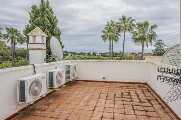 https://cdn.resales-online.com/public/7jbti67jd9/properties/7fb91c290e1611f08cfb02e0405b089b/w1200/17-dd5fcd4f0eb487dfa3803f7e20814c0e.jpg?v=1744062571
