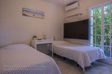 https://cdn.resales-online.com/public/7jbti67jd9/properties/7fb91c290e1611f08cfb02e0405b089b/w1200/8-e64a9055bba3e77ac8aca3b893cdf826.jpg?v=1744062571