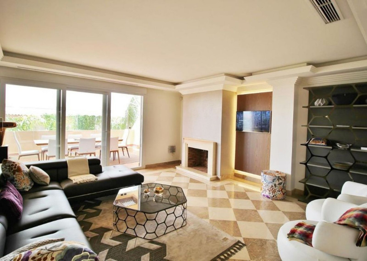 https://cdn.resales-online.com/public/q0gkld5ib1/properties/4a02e2ba152611f08cfb02e0405b089b/w1200/1-7980e48d732b6fc85c14b43b94d2aa54.jpg?v=1744195226