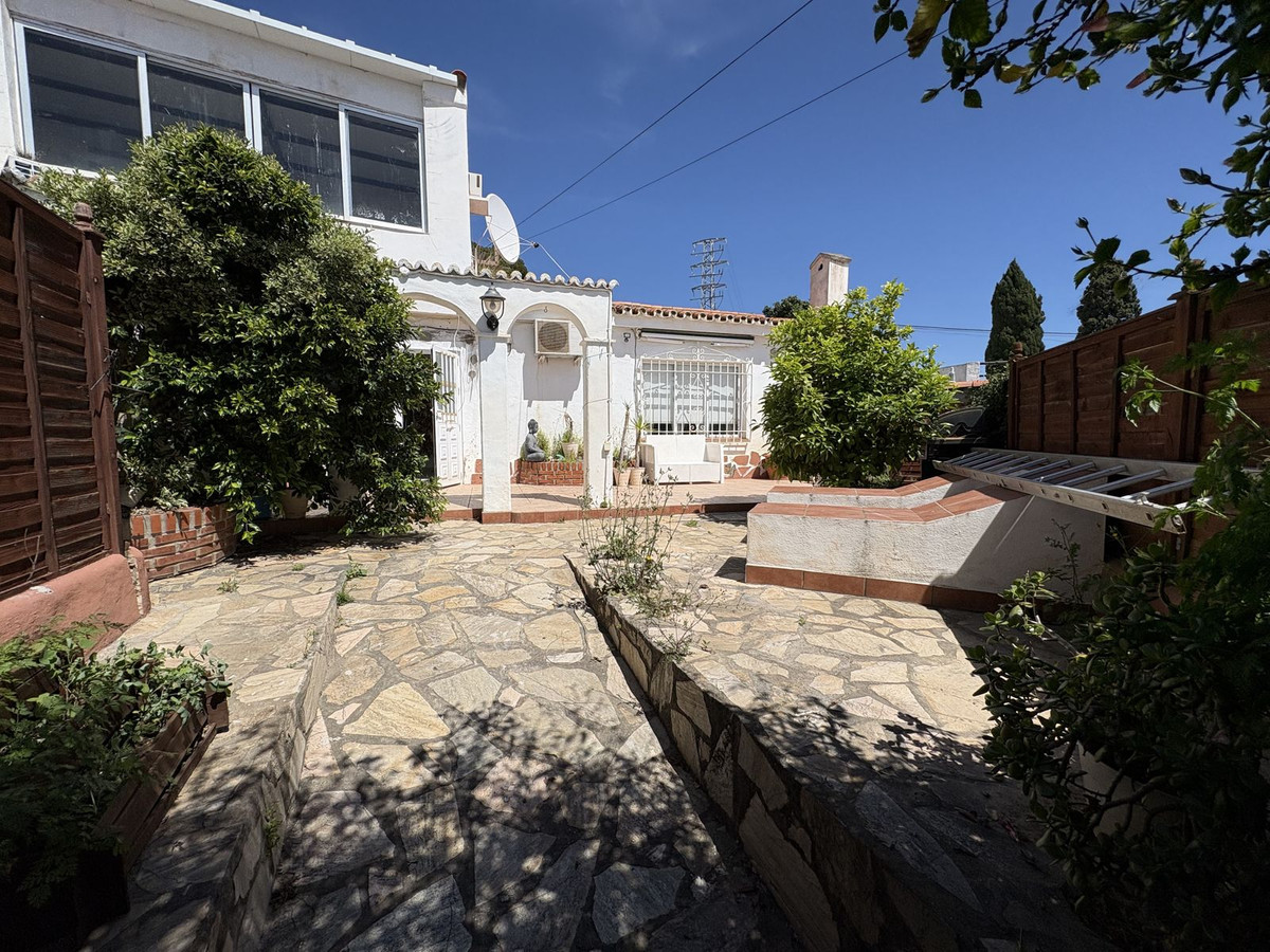 https://cdn.resales-online.com/public/ttchqan0p3/properties/19cb8e24152511f08cfb02e0405b089b/w1200/1-7980e48d732b6fc85c14b43b94d2aa54.jpg?v=1744208184