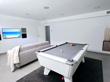 https://cdn.resales-online.com/public/bcu10s7s9l/properties/a7c21f2b190f11f08cfb02e0405b089b/w1200/38-9b9a71c4c46e127e5c6f91a74b158396.jpg?v=1744625241