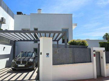 https://cdn.resales-online.com/public/bcu10s7s9l/properties/a7c21f2b190f11f08cfb02e0405b089b/w1200/42-3aa90f523689fc5a59d5d37badfe1b6f.jpg?v=1744625241