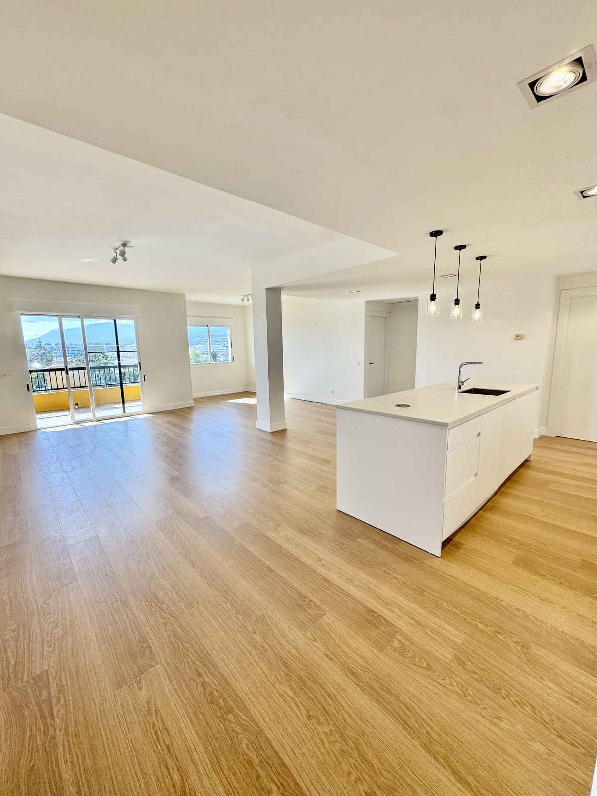 https://cdn.resales-online.com/public/3rstsls7i9/properties/35deb9b818a711f08cfb02e0405b089b/w1200/1-7980e48d732b6fc85c14b43b94d2aa54.jpg?v=1744582955