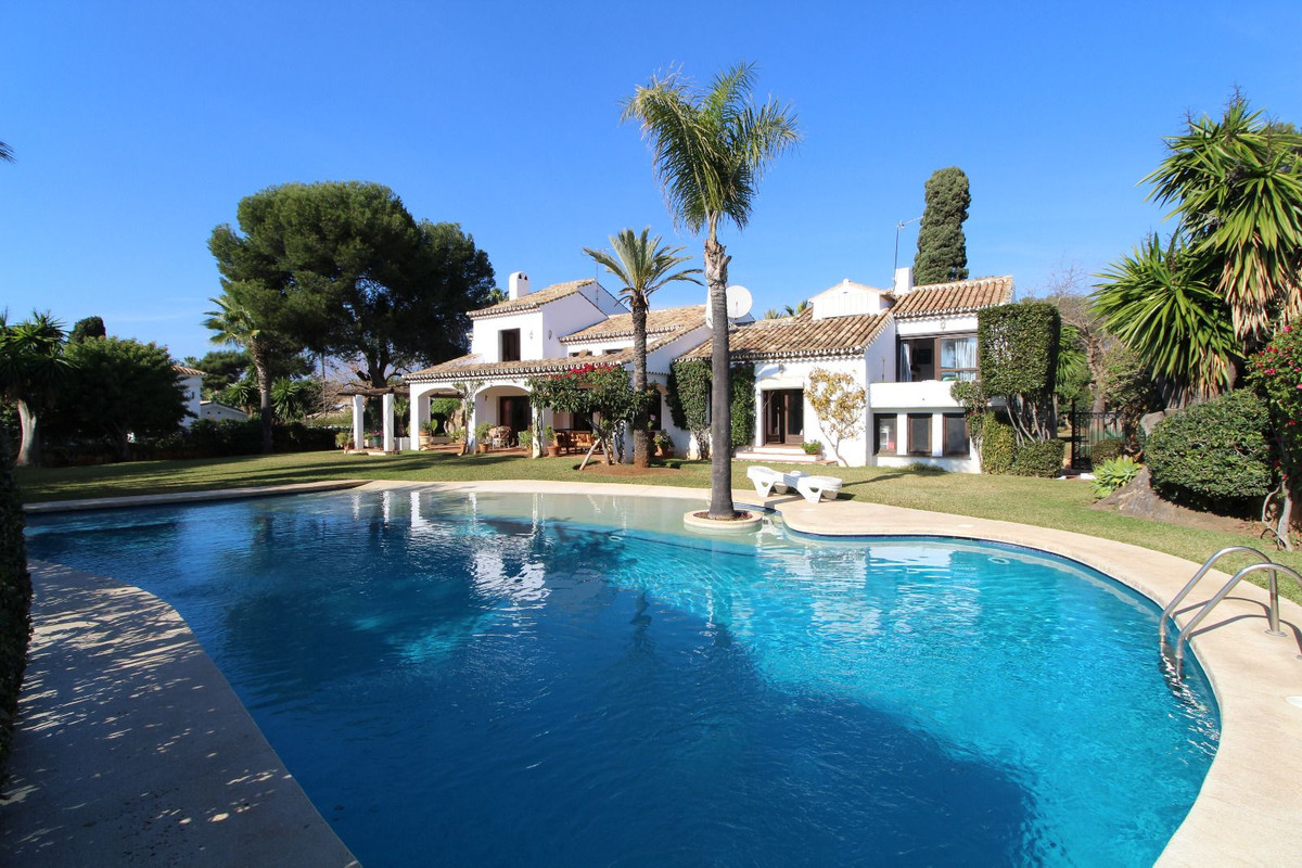 https://cdn.resales-online.com/public/8zlrsruafk/properties/294706a5a62d11ed84bd0217bc231ef4/w1200/1-7980e48d732b6fc85c14b43b94d2aa54.jpg?v=1675699717