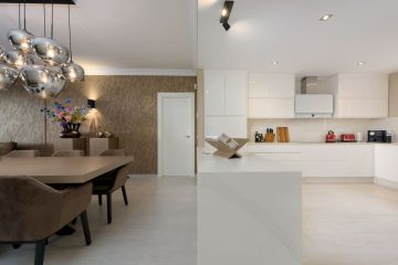 https://cdn.resales-online.com/public/p8fbncrgos/properties/eb11483319eb11f08cfb02e0405b089b/w1200/13-5fd73dea700db77384c091ca9818b1a9.jpg?v=1744810365