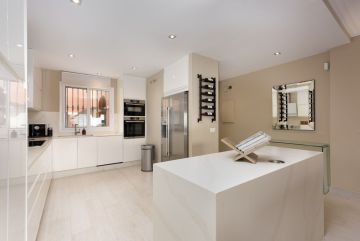 https://cdn.resales-online.com/public/p8fbncrgos/properties/eb11483319eb11f08cfb02e0405b089b/w1200/15-11d12f2f454f2f5e9b981fdd8b901d51.jpg?v=1744810365