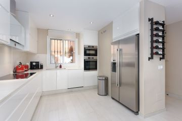 https://cdn.resales-online.com/public/p8fbncrgos/properties/eb11483319eb11f08cfb02e0405b089b/w1200/18-cc72f169493c096e712837ff5d8b6e41.jpg?v=1744810365