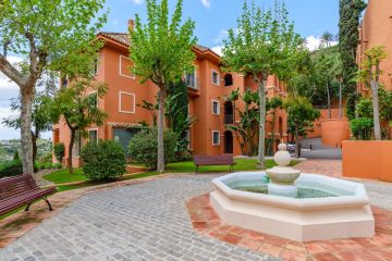 https://cdn.resales-online.com/public/p8fbncrgos/properties/eb11483319eb11f08cfb02e0405b089b/w1200/31-5e8b9eb86a2d455eeaf43a7bbf3ccd12.jpg?v=1744810365