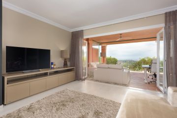 https://cdn.resales-online.com/public/p8fbncrgos/properties/eb11483319eb11f08cfb02e0405b089b/w1200/8-e64a9055bba3e77ac8aca3b893cdf826.jpg?v=1744810365