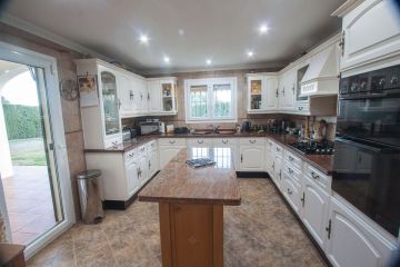 https://cdn.resales-online.com/public/52s7dga2bh/properties/d7cf30991e9c11f0ad0102e0405b089b/w1200/10-bb915d1cb19341576dcdc994b81ab9c5.jpg?v=1745236037