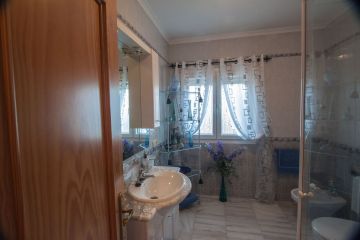 https://cdn.resales-online.com/public/52s7dga2bh/properties/d7cf30991e9c11f0ad0102e0405b089b/w1200/16-ec67b526875bf0124b6ce4328a754439.jpg?v=1745236037