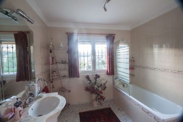 https://cdn.resales-online.com/public/52s7dga2bh/properties/d7cf30991e9c11f0ad0102e0405b089b/w1200/20-d1f7658cbe4ba6cd8666fec30fba80ad.jpg?v=1745236037