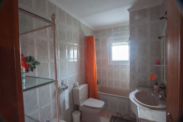 https://cdn.resales-online.com/public/52s7dga2bh/properties/d7cf30991e9c11f0ad0102e0405b089b/w1200/22-bcf8e6250e0bab365f900a8ac31ac040.jpg?v=1745236037
