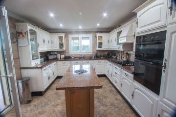 https://cdn.resales-online.com/public/52s7dga2bh/properties/d7cf30991e9c11f0ad0102e0405b089b/w1200/9-467d0cee5b725f3ef65f102a0c2e69c0.jpg?v=1745236037