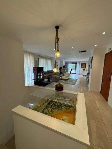https://cdn.resales-online.com/public/pn4iz419alz18eav/properties/f6627c92154311f08cfb02e0405b089b/w1200/15-11d12f2f454f2f5e9b981fdd8b901d51.jpg?v=1744795890