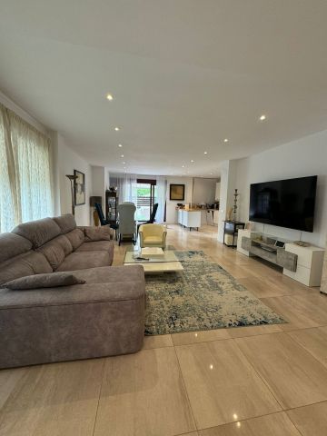 https://cdn.resales-online.com/public/pn4iz419alz18eav/properties/f6627c92154311f08cfb02e0405b089b/w1200/2-5bd7b9d04b45e33852eaf0ec6670150d.jpg?v=1744795890