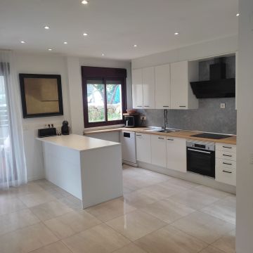 https://cdn.resales-online.com/public/pn4iz419alz18eav/properties/f6627c92154311f08cfb02e0405b089b/w1200/3-e898b2bb2a2fdfd06d2c39894dce8316.jpg?v=1744795890