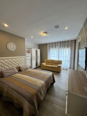 https://cdn.resales-online.com/public/pn4iz419alz18eav/properties/f6627c92154311f08cfb02e0405b089b/w1200/8-e64a9055bba3e77ac8aca3b893cdf826.jpg?v=1744795890