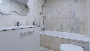 https://cdn.resales-online.com/public/2ugmmlp60e/properties/7cd3abfc1f6611f0ad0102e0405b089b/w1200/17-dd5fcd4f0eb487dfa3803f7e20814c0e.jpg?v=1745324776