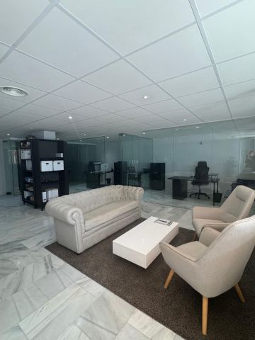 https://cdn.resales-online.com/public/ertu08aq1s/properties/2b8fe7c11f5411f0ad0102e0405b089b/w1200/4-c23c0f86247804fa50226aecd8b0b2c8.jpg?v=1745314612