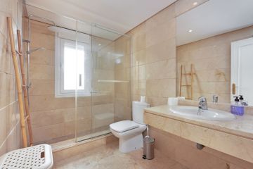https://cdn.resales-online.com/public/p8fbncrgos/properties/c687deff1ec411f0ad0102e0405b089b/w1200/17-dd5fcd4f0eb487dfa3803f7e20814c0e.jpg?v=1745313873