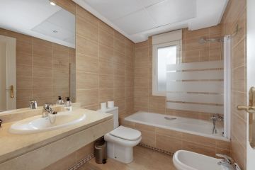 https://cdn.resales-online.com/public/p8fbncrgos/properties/c687deff1ec411f0ad0102e0405b089b/w1200/19-d0ed7da2012a09046d307c195d98e7d6.jpg?v=1745313873
