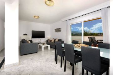 https://cdn.resales-online.com/public/p8fbncrgos/properties/c687deff1ec411f0ad0102e0405b089b/w1200/3-e898b2bb2a2fdfd06d2c39894dce8316.jpg?v=1745313873