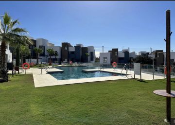 https://cdn.resales-online.com/public/p98edqpeua/properties/0721cbdf202511f0ad0102e0405b089b/w1200/27-f6e8bc237ba13ac4c268badec6354f3d.jpg?v=1745406285