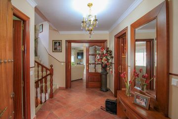 https://cdn.resales-online.com/public/9c125lukd5/properties/f45bcfbbbd3f11ef84cf0217bc231ef4/w1200/14-d70dc3102c00d7be0e872dfe1c1f86d7.jpg?v=1734530579