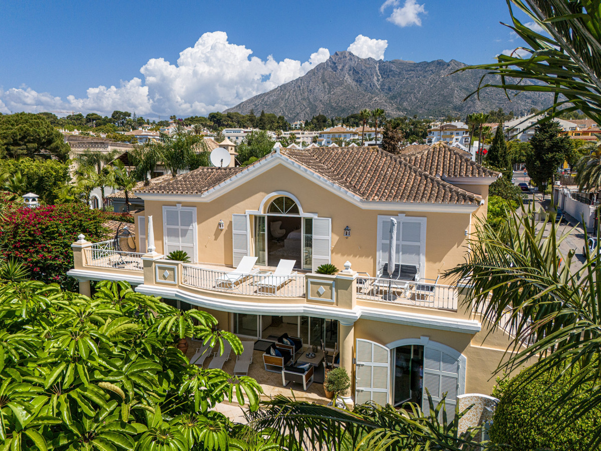 https://cdn.resales-online.com/public/sv5bqzqh1f/properties/7d0b8a6248b011ef857e0217bc231ef4/w1200/1-7980e48d732b6fc85c14b43b94d2aa54.jpg?v=1721714432