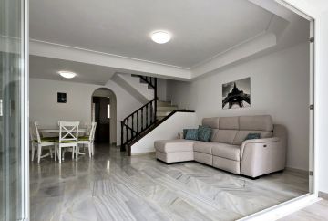 https://cdn.resales-online.com/public/66nt3mzl2e/properties/87518fdf1f7111f0ad0102e0405b089b/w1200/17-dd5fcd4f0eb487dfa3803f7e20814c0e.jpg?v=1745498885