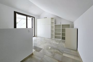 https://cdn.resales-online.com/public/66nt3mzl2e/properties/87518fdf1f7111f0ad0102e0405b089b/w1200/36-be7efbbd8b294061d3f27cb7c37865bb.jpg?v=1745498885